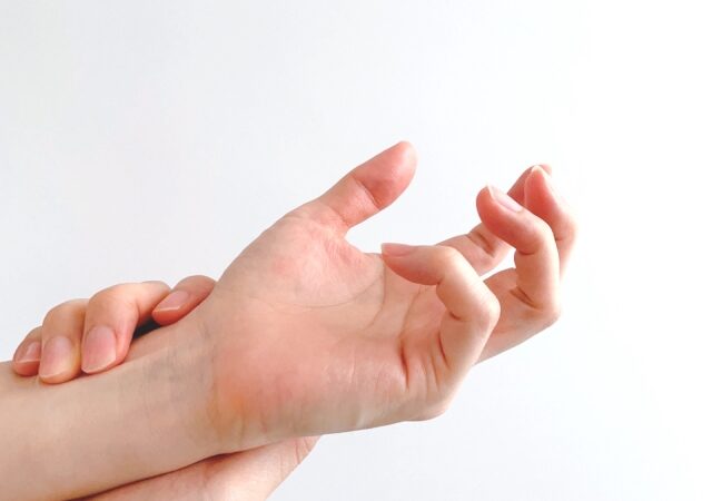 ばね指を簡単に直す：自宅でできる手法と予防法 